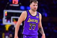 老鹰队选秀会交易火箭队，斯通决策引发热议